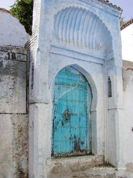 Porta mourisca e frontão clamshell Saint-Jacques, Chefchaouen - Marrocos
