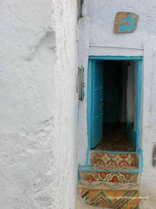 Escadas para os azulejos, distrito de Rif andaluzes, Chefchaouen - Marrocos