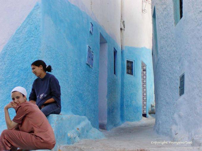 Chefchaouen, as mulheres jovens na esquina da rua - Marrocos