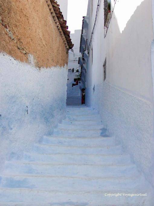 As etapas azuis de uma rua íngreme, Chefchaouen - Marrocos