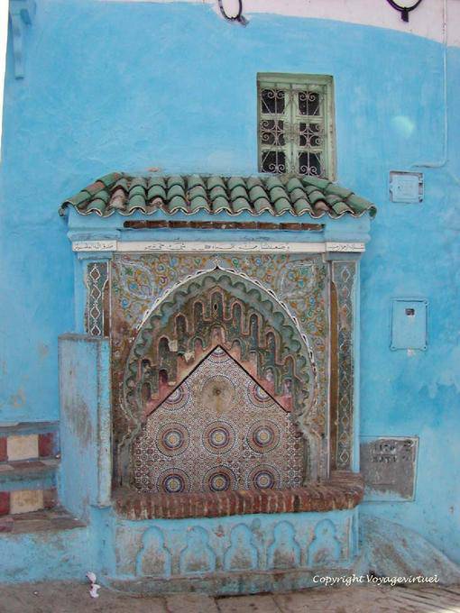 Fontaine e cores na Medina de Chefchaouen - Marrocos