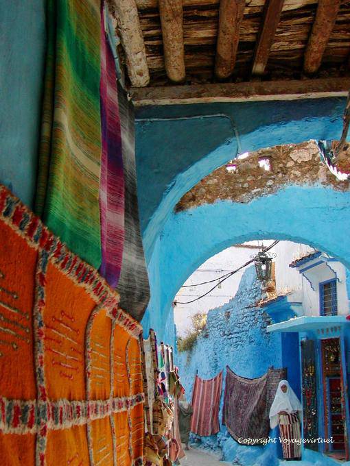 Tapete colorido em uma passarela coberta do souk, Chefchaouen - Marrocos