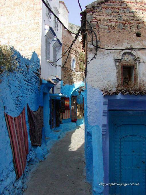 Tapetes pendurados na parede colorida, Chefchaouen - Marrocos