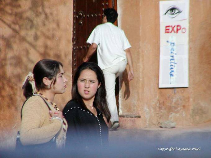 As mulheres jovens em frente à galeria Saida al-Hurra, Chefchaouen - Marrocos