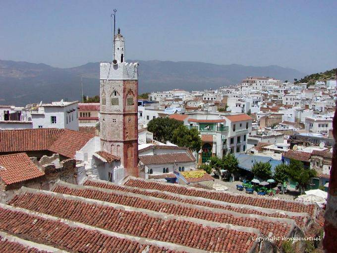 Telhados e do minarete da mesquita Masjid El El Aadam, Chefchaouen - Marrocos