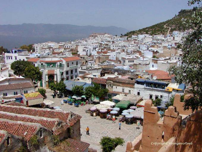 Panorama em uma praça e da cidade a partir da torre da Kasbah, Chefchaouen - Marrocos