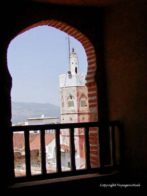 Ver um minarete de uma abertura da Torre do Kasbah, Chefchaouen - Marrocos