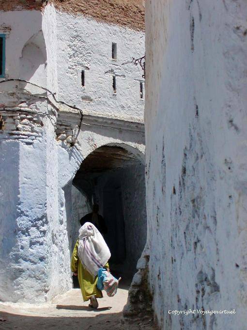 As mulheres em trajes tradicionais para trás vê, Chefchaouen - Marrocos