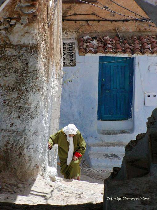 O tapete vermelho duro de um residente, Chefchaouen - Marrocos