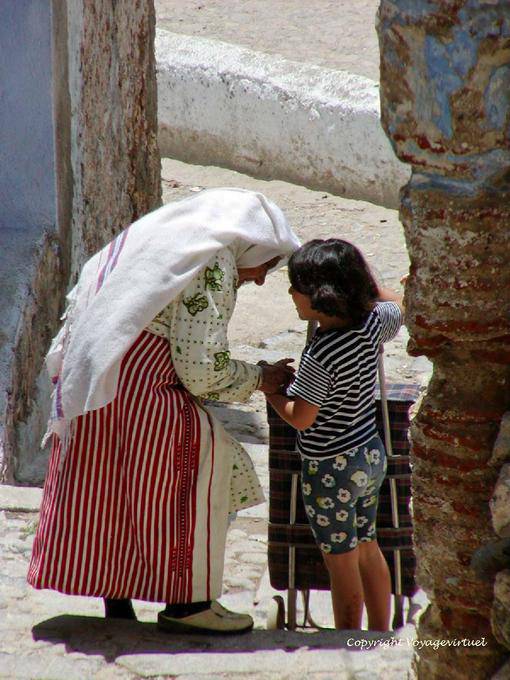 A velha mulher em trajes tradicionais ea menina, Chefchaouen - Marrocos