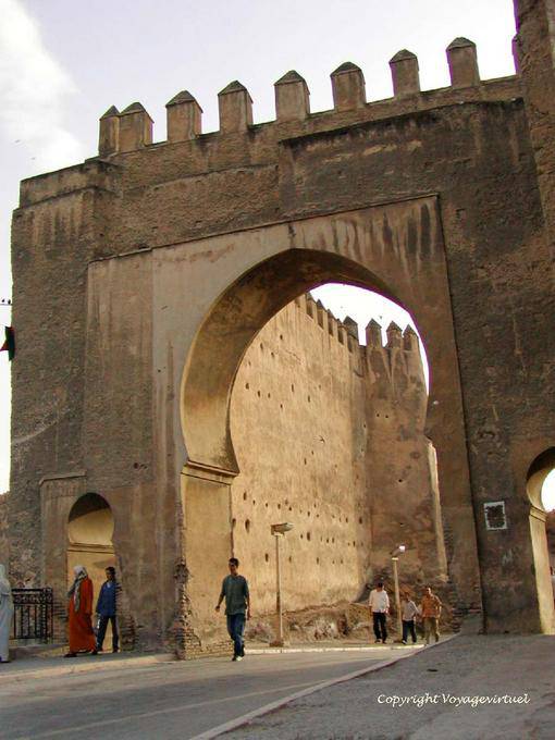 Uma porta típica e as paredes em direção a praça Boujloud, Fes - Marrocos