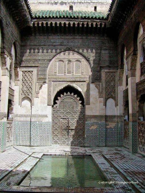 O pátio e da bacia do Medersa Sahrij, Fes - Marrocos