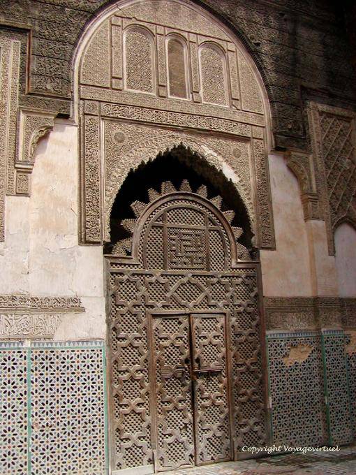 Uma porta de madeira esculpida e estuque Sahrij Medersa, Fes - Marrocos