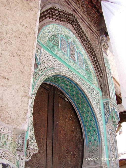 Arquitetura e motivos decorativos típicos de uma entrada, Medina, Fez - Marrocos