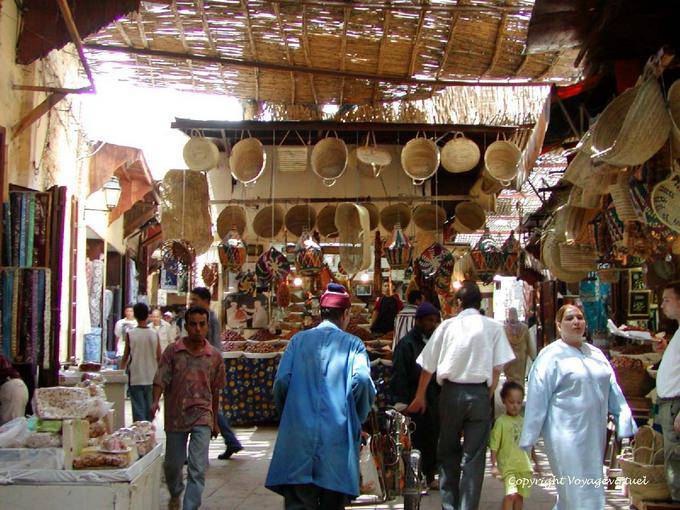 Parte do souk coberto na medina, Fes - Marrocos