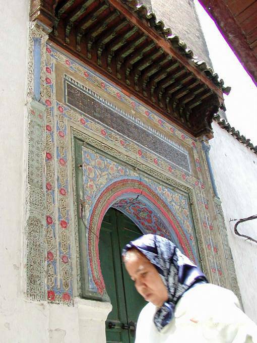 Cara na frente de um portão multicolorida Fes - Marrocos