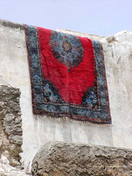 Tapete de secagem em uma parede, Fez - Marrocos