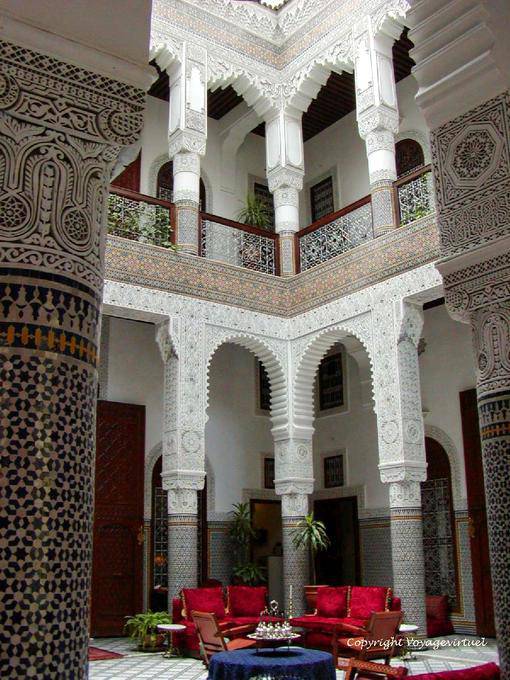 Colunas de estuque e zelliges palácio Pátio marroquino Riad Fes - Marrocos