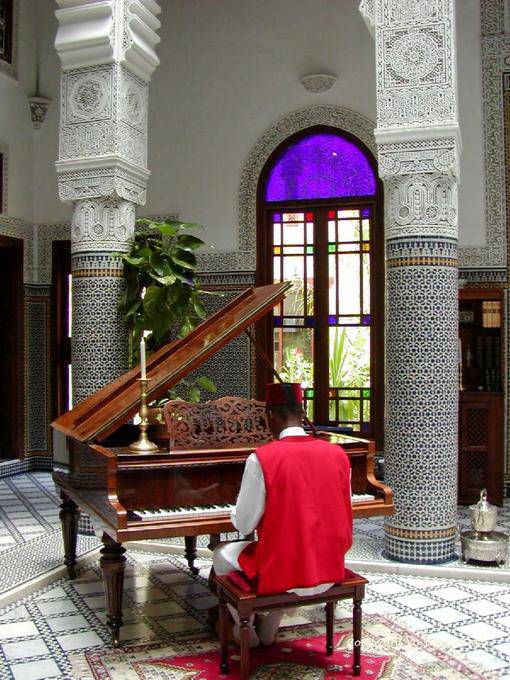 Um piano de cauda no pátio de um palácio, Fez - Marrocos