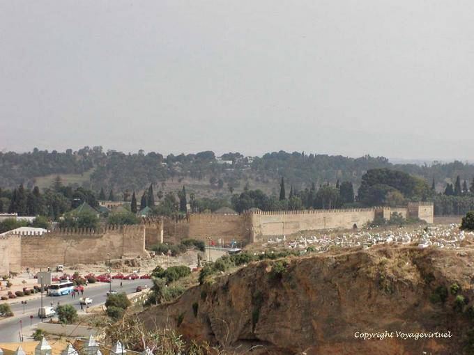 Muros, paredes e vistas sepulturas do cemitério de Bab Mahrouk, Fes - Marrocos