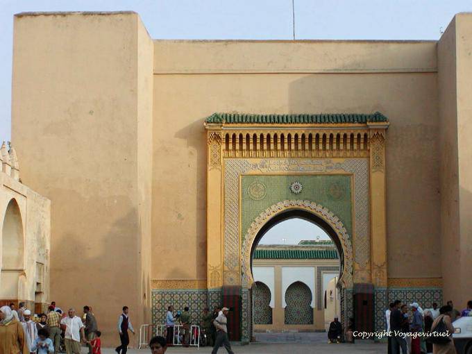 Uma das portas do Palácio Real, em frente ao antigo Mechouar, Fes - Marrocos