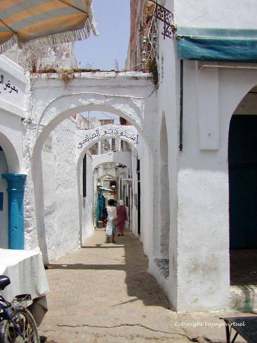 Mantendo arcos em um beco, Medina, Larache - Marrocos