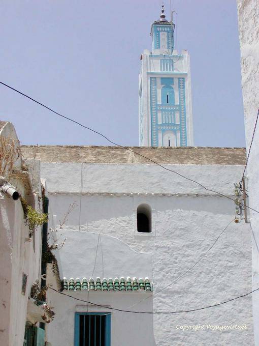 O minarete azul e branco de uma mesquita de Medina, Larache - Marrocos