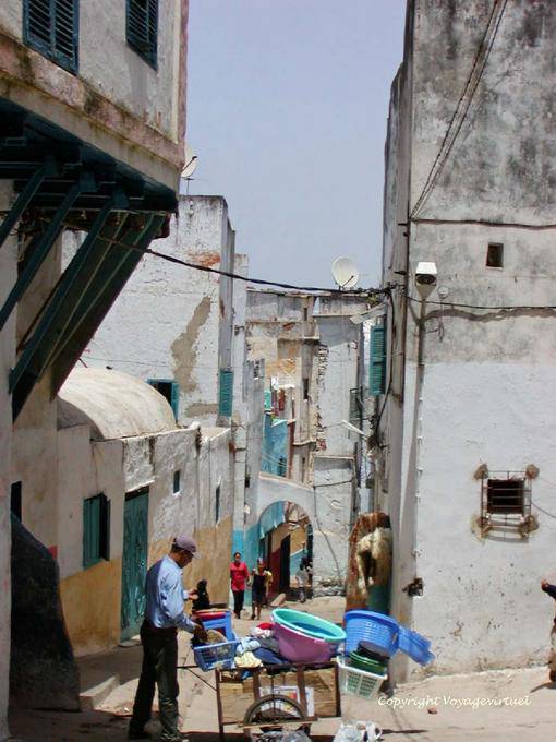 Mascate em um beco no Kasbah, Larache - Marrocos