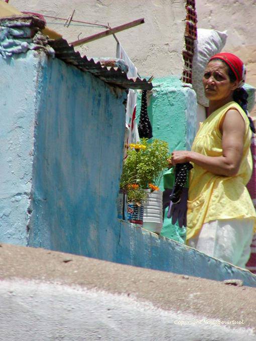 Um morador de colocar suas roupas para secar, Larache - Marrocos