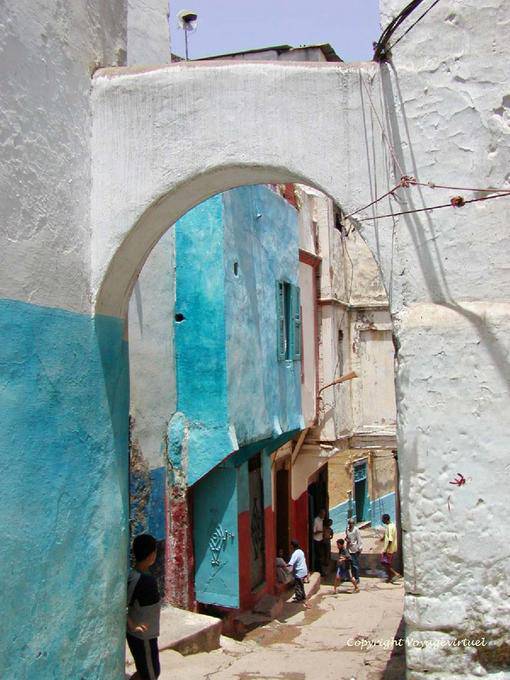 Alley e crianças jogos, Medina Larache - Marrocos