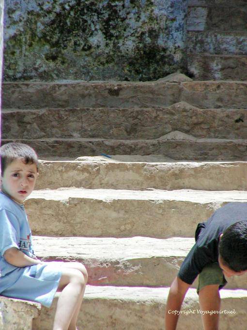 Crianças sobre os passos, Larache - Marrocos