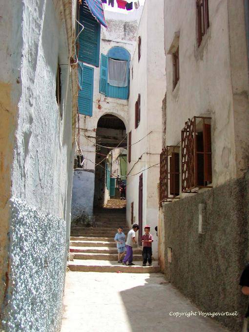 Escadas e arcada na velha medina, Larache - Marrocos