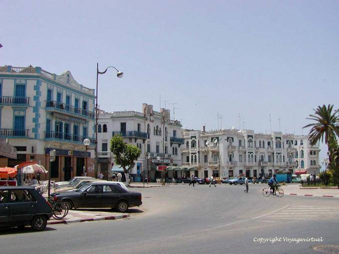 Fachadas em Liberation Square, Larache - Marrocos
