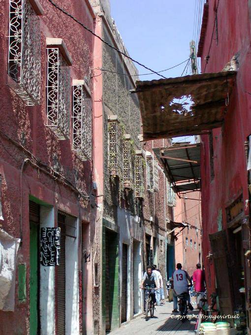 Rua na Medina com janelas cobertas com ferro forjado, Marrakech - Marrocos