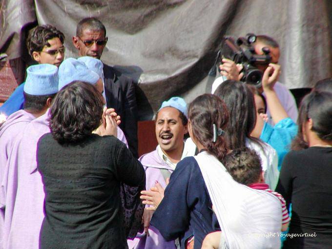 Cantar e dançar de improviso em uma rua, Marrakech - Marrocos