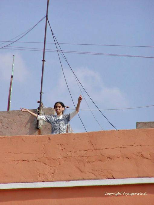 Alegria da menina em um telhado, Marrakech - Marrocos