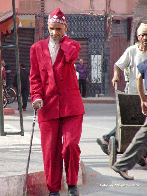 O homem de terno vermelho, Marrakech - Marrocos