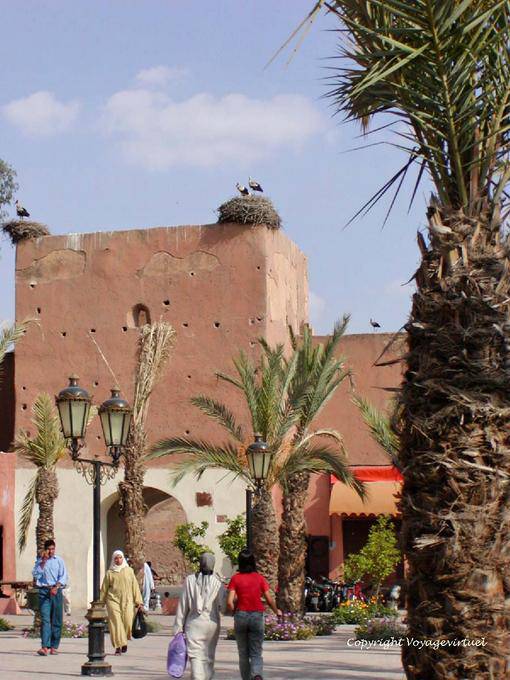 Cegonhas na porta do lugar Ferblantiers, Marrakech - Marrocos