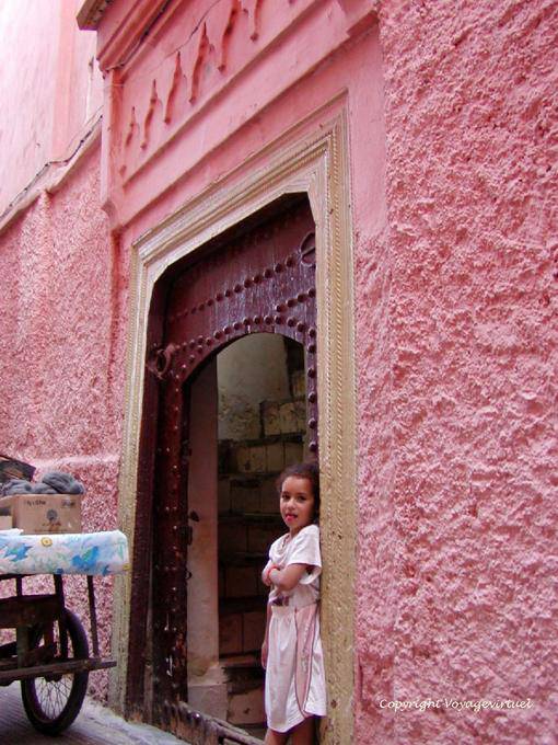 A menina em rosa que puxa a língua, Marrakech - Marrocos