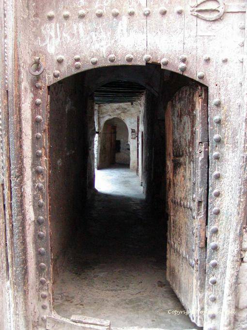 Porta e passagem na antiga Medina, Marrakech - Marrocos