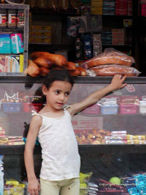Uma menina na frente de uma loja, Marrakech - Marrocos