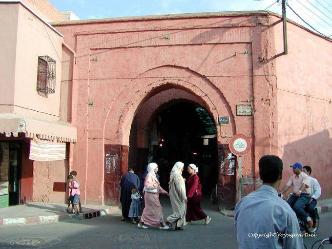 A porta da frente em um souk coberto, Mellah, Marrakech - Marrocos