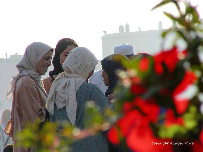 Fofoca Feminino na fumaça do Djemaa el Fna, Marrakech - Marrocos