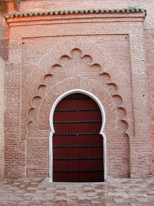Uma porta Koutoubia, representativa da arte almóada Marrakech - Marrocos