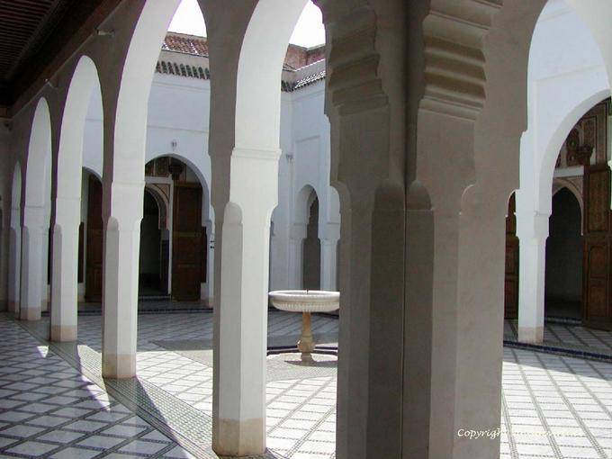 Pequeno pavimentada com mármore e zelliges Tribunal com uma fonte, Bahia Palace, Marrakech - Marrocos