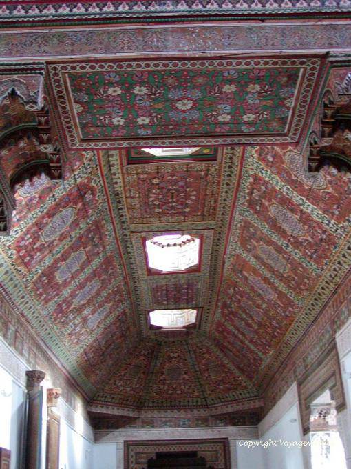 Teto pintado da Câmara do Conselho, Bahia Palace, Marrakech - Marrocos