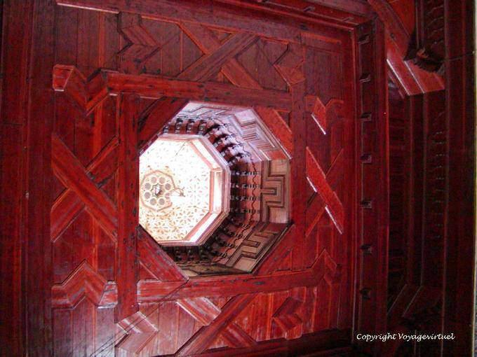 Dome, no centro de um teto de cedro vermelho, Bahia Palace, Marrakech - Marrocos