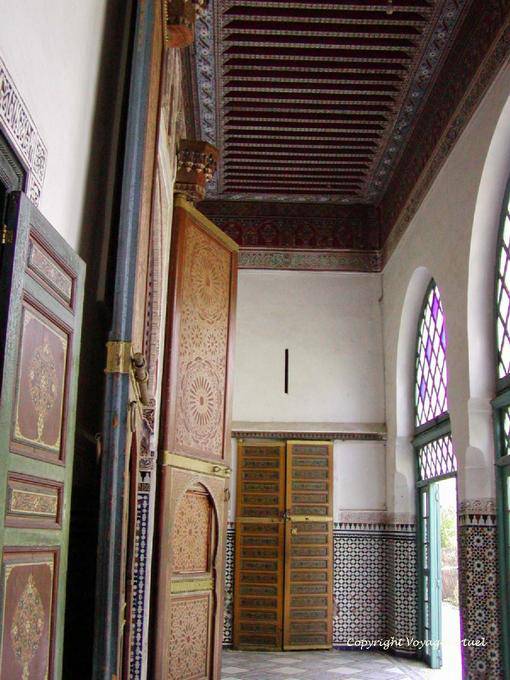 Teto e portas de uma galeria de Pavilion Privada, Bahia Palace, Marrakech - Marrocos
