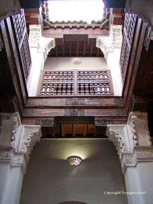 Pilares que sustentam uma das sete pátios interiores, Ben Youssef Madrasa, Marrakech - Marrocos