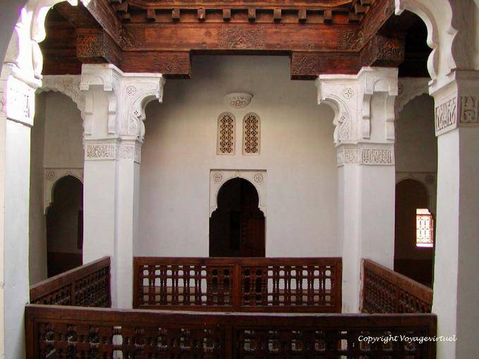 Patio forrado com trilhos de madeira virou, Ben Youssef Madrasa, Marrakech - Marrocos